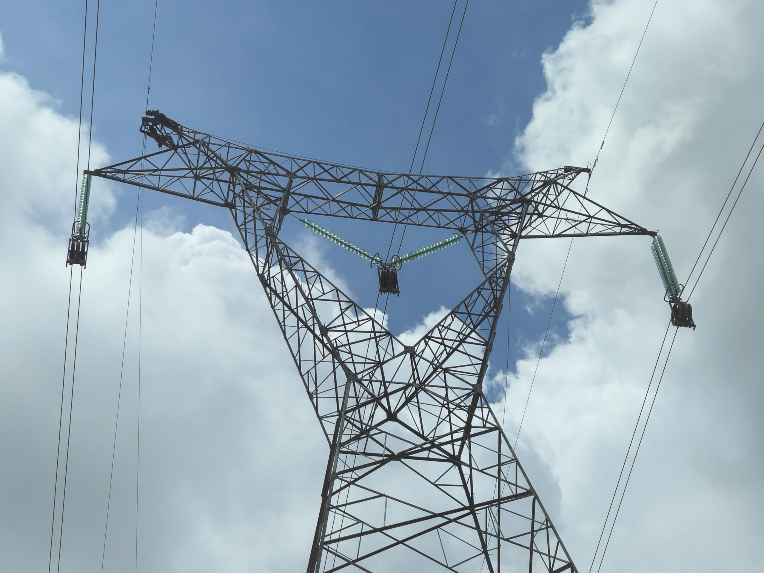 Construção da linha aérea Laúca-Bita 400kV